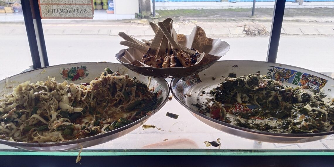 Data Ekonomi Nyata dari Pak Buda, Pedagang Nasi Lawar Ayam di Sidakarya-Denpasar